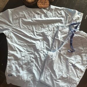 Women’s iguana scrub set